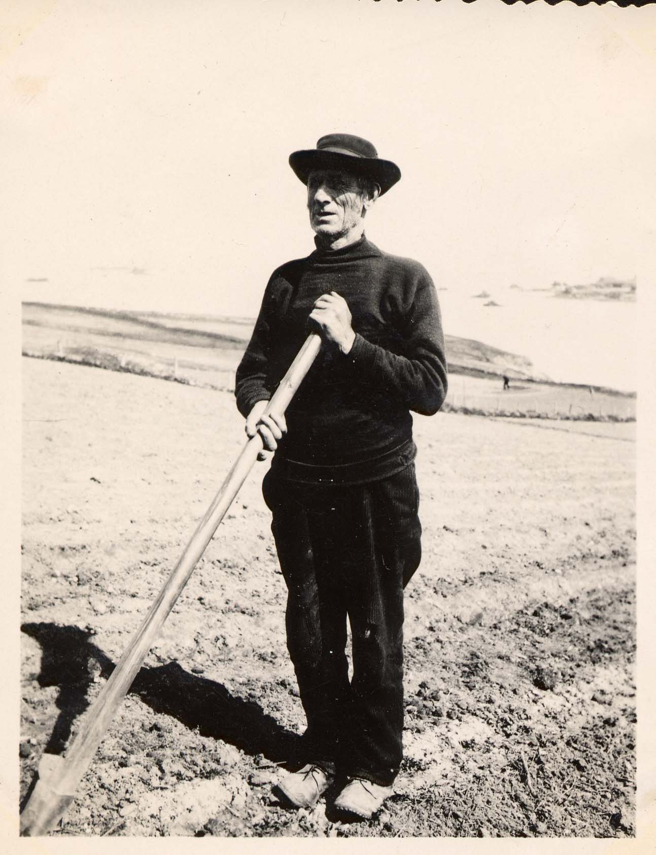 Seán Eoghain Ó Duinnshléibhe with his spade.