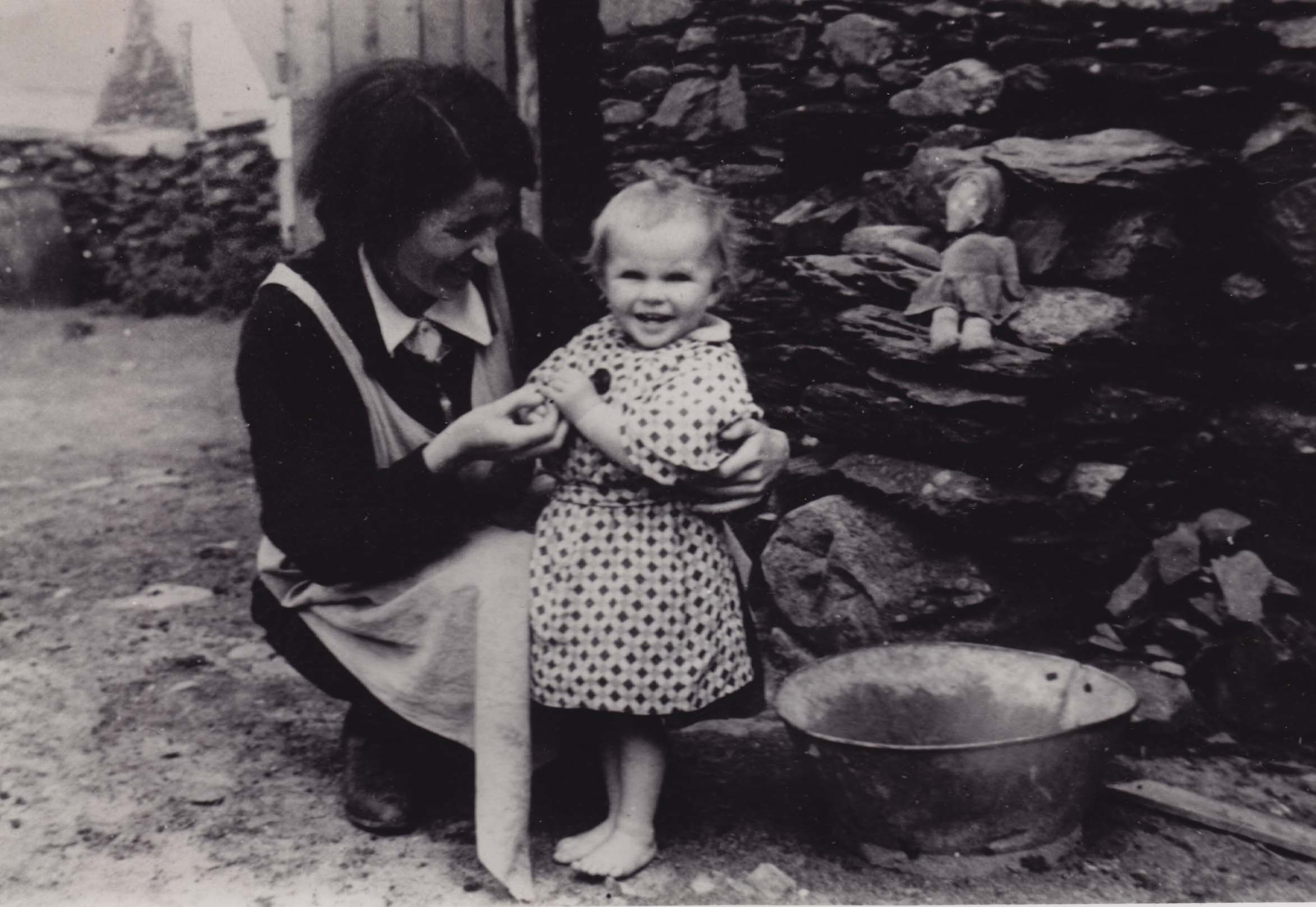 Eibhlís (Ní Shúilleabháin) Uí Chriomhthain lena hiníon Niamh, deireadh na 1930í. George Chambers a thóg. Courtesy National Folklore Collection, UCD